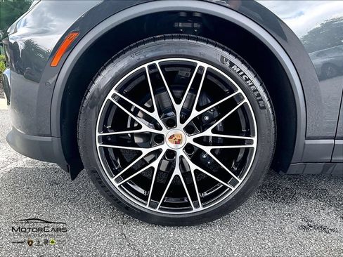 Used 2026 Porsche Macan Electric RWD image 9