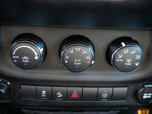 Used 2018 Jeep Wrangler Sahara w/ Connectivity Group image 23