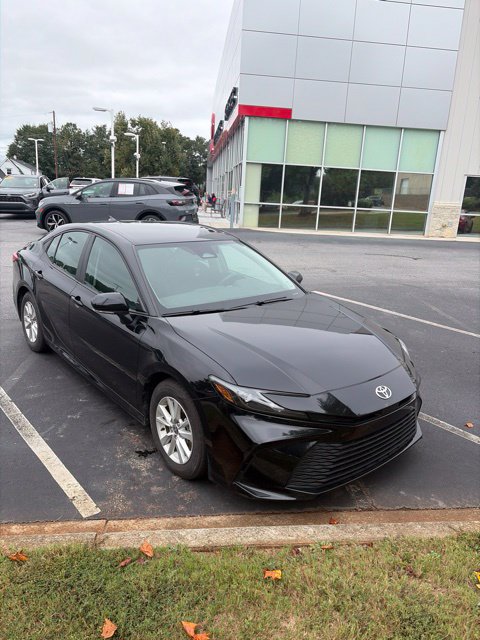 Used 2025 Toyota Camry LE FWD image 4