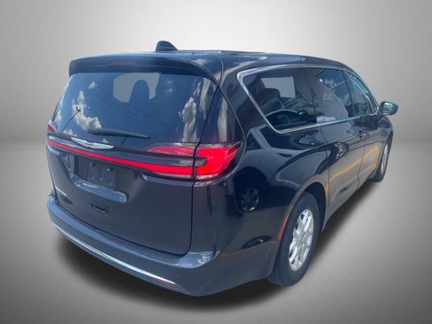 Used 2023 Chrysler Pacifica Touring-L FWD image 3