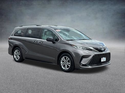 Used 2022 Toyota Sienna XSE w/ XSE Plus Package AWD/4WD image 8
