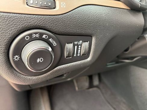 Used 2015 Jeep Cherokee Latitude AWD/4WD image 18