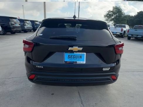 Used 2025 Chevrolet Trax LS w/ LS Convenience Package FWD image 7