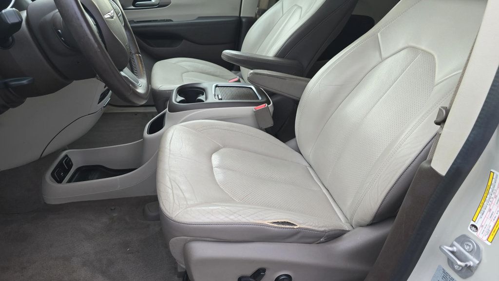 Used 2017 Chrysler Pacifica Touring-L Plus w/ Tire & Wheel Group FWD image 13