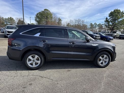 Certified 2025 Kia Sorento LX image 8