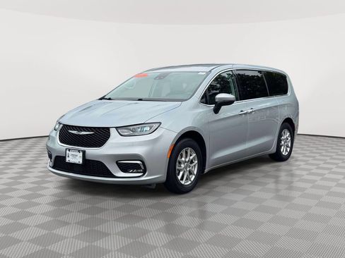 Used 2023 Chrysler Pacifica Touring-L FWD image 3