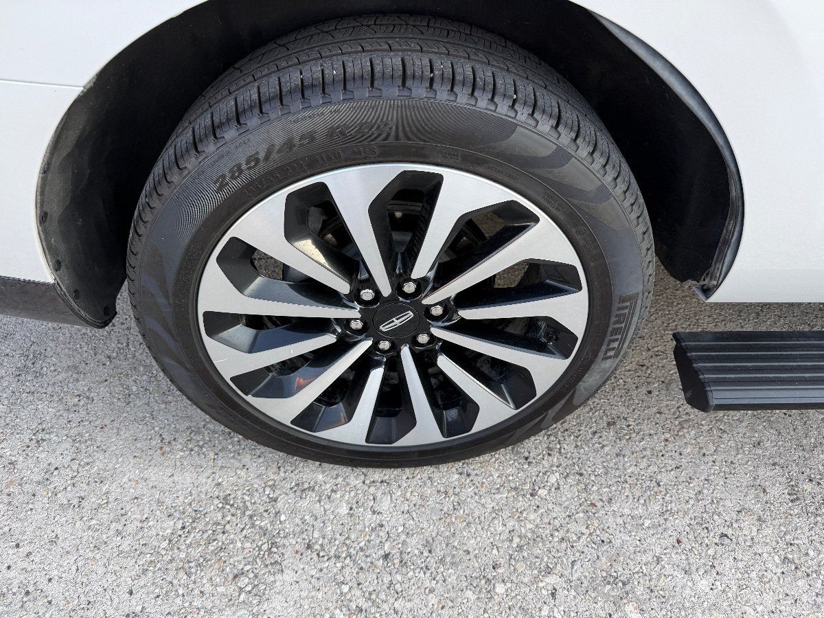 Used 2022 Lincoln Navigator Reserve AWD/4WD image 12