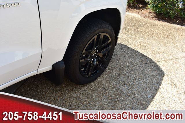 Used 2025 Chevrolet Colorado Z71 w/ Technology Package AWD/4WD image 14