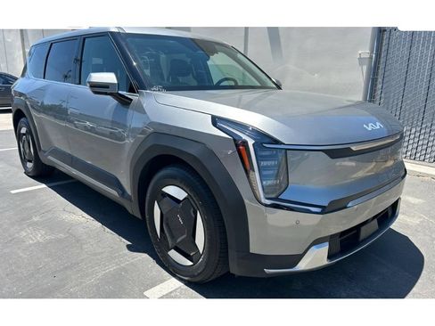 Used 2024 Kia EV9 Light Long Range RWD image 3