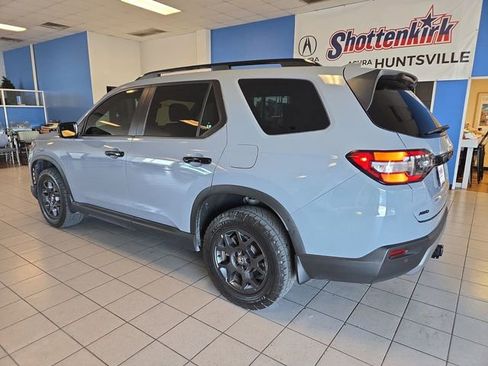 Used 2025 Honda Pilot TrailSport image 6