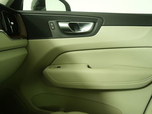 Used 2021 Volvo XC60 T5 Momentum image 25