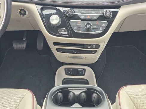 Used 2017 Chrysler Pacifica Limited w/ UConnect Theater Package FWD image 13