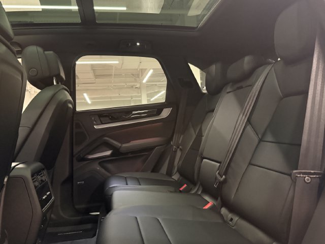 Certified 2026 Porsche Cayenne AWD/4WD image 29