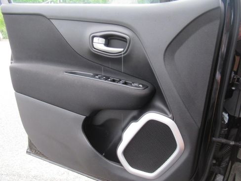 Used 2020 Jeep Renegade Latitude FWD image 19
