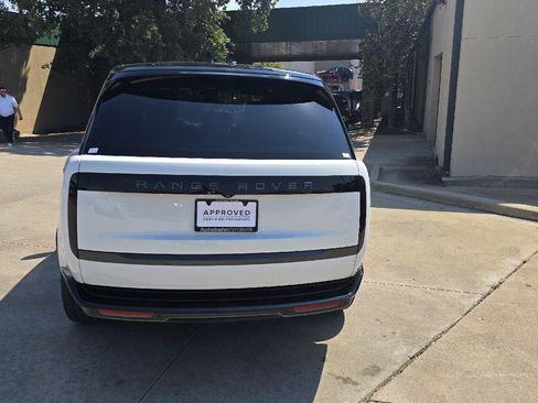 Used 2024 Land Rover Range Rover SE AWD/4WD image 3