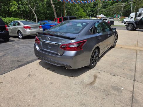 Used 2017 Nissan Altima 2.5 SR w/ Midnight Edition Package FWD image 7