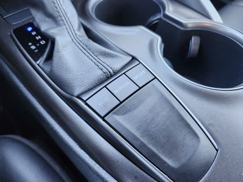 Used 2022 Toyota Camry SE image 8