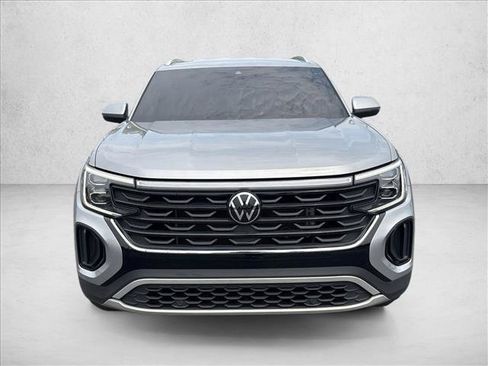 Used 2024 Volkswagen Atlas Cross Sport SE FWD image 2