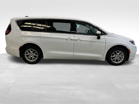 Used 2023 Chrysler Pacifica Touring-L FWD image 6