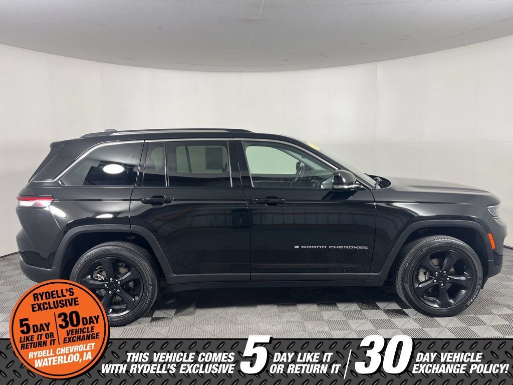 Used 2023 Jeep Grand Cherokee Limited w/ Luxury Tech Group II AWD/4WD image 2
