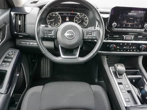 Used 2025 Nissan Pathfinder SV FWD image 17