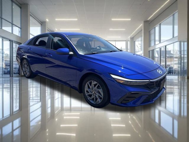 Certified 2024 Hyundai Elantra SEL FWD image 2
