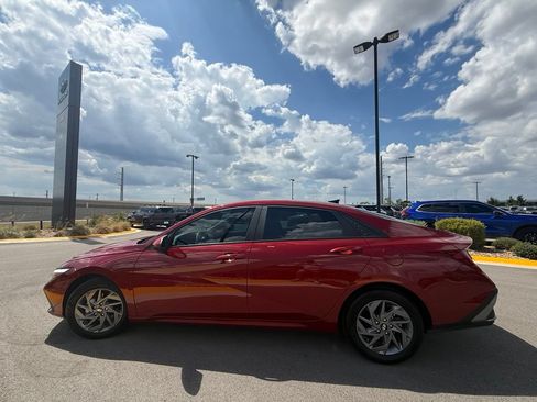 Certified 2024 Hyundai Elantra SE FWD image 8