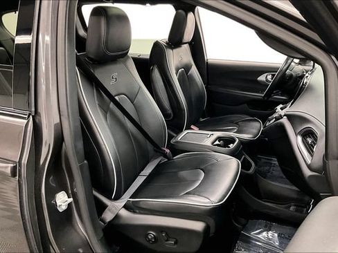Used 2018 Chrysler Pacifica Limited w/ Advanced Safetytec Group FWD image 8