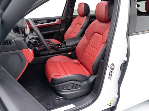 Used 2025 Porsche Cayenne S image 5
