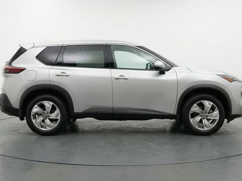 Used 2025 Nissan Rogue SV FWD image 11
