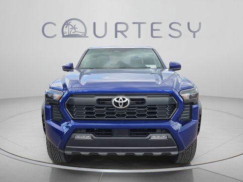 Certified 2025 Toyota Tacoma TRD Off-Road AWD/4WD image 8
