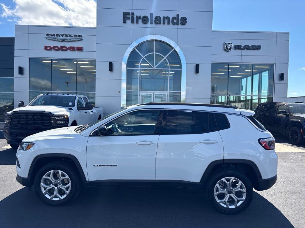 Used 2025 Jeep Compass Latitude AWD/4WD image 2
