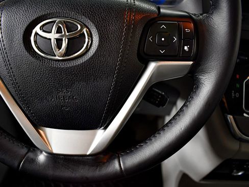 Used 2015 Toyota Sienna XLE image 22