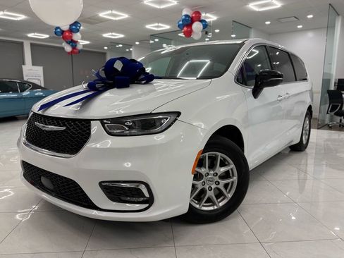 Used 2024 Chrysler Pacifica Touring-L image 1