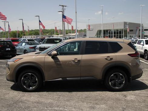 Used 2024 Nissan Rogue SV AWD/4WD image 2