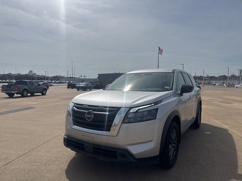 Used 2023 Nissan Pathfinder S image 4