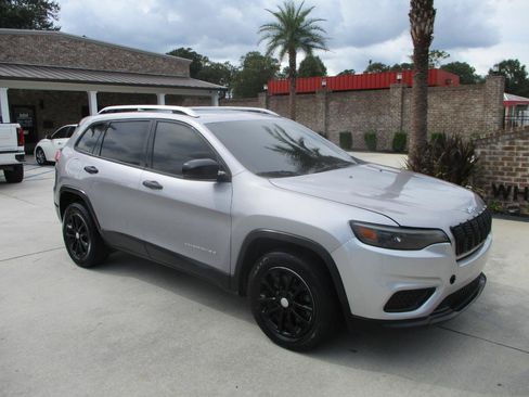 Used 2021 Jeep Cherokee Latitude FWD image 3