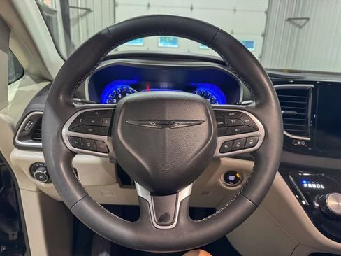 Used 2024 Chrysler Pacifica Touring-L FWD image 13