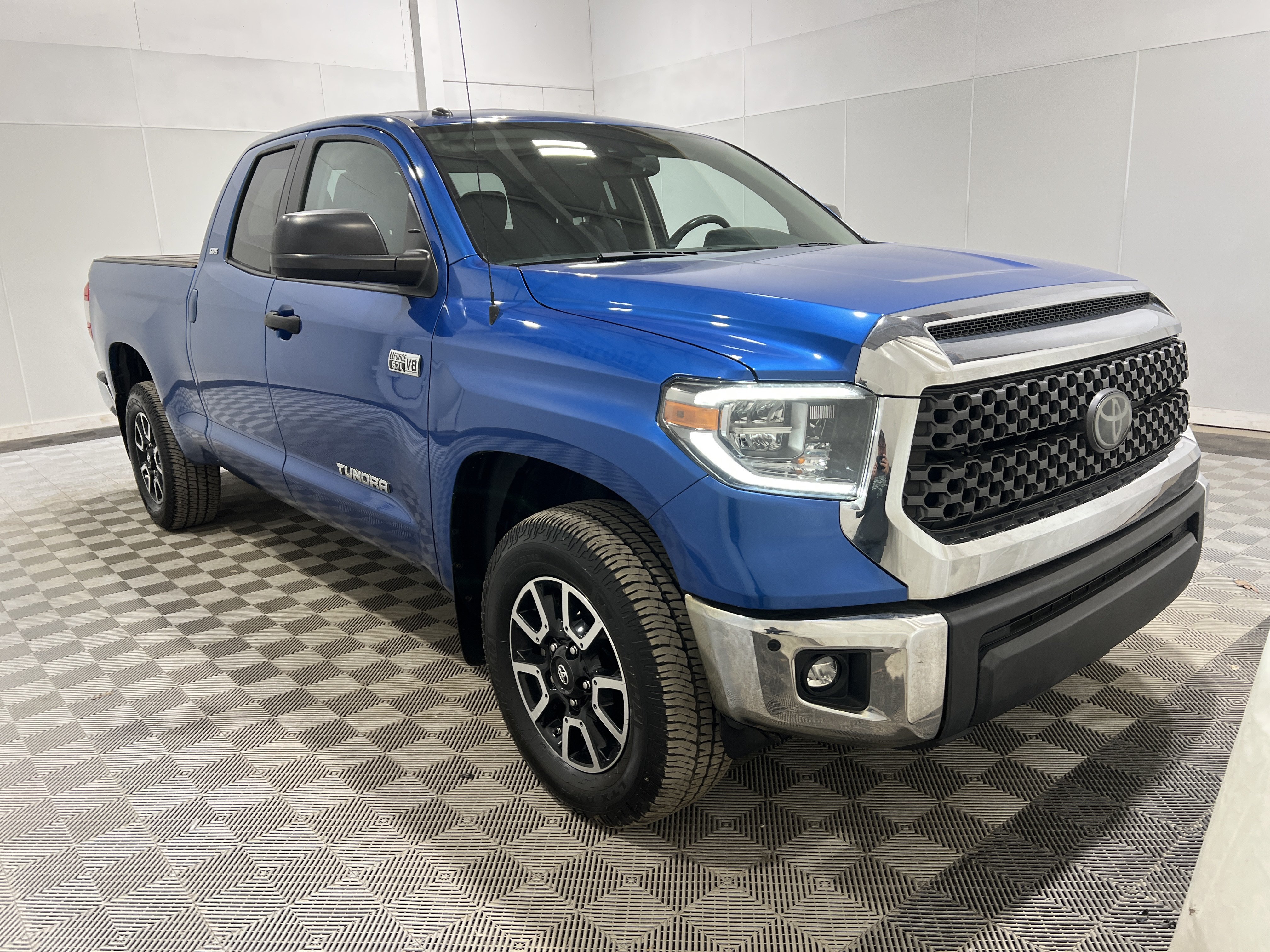 Used 2018 Toyota Tundra SR5 AWD/4WD image 4