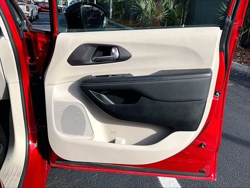 Used 2024 Chrysler Pacifica Touring-L image 28