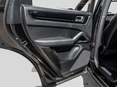 Used 2020 Porsche Cayenne S image 43