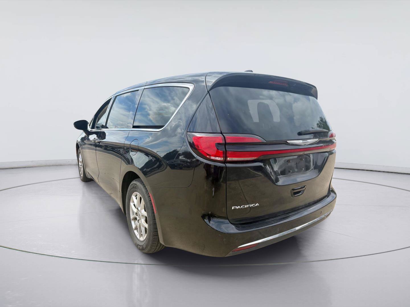 Used 2023 Chrysler Pacifica Touring-L FWD image 7