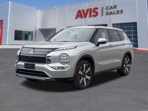 Used 2025 Mitsubishi Outlander SE image 1