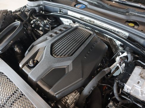 Certified 2025 Porsche Macan AWD/4WD image 25