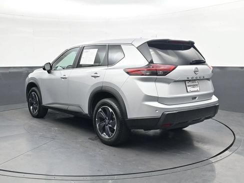 Used 2025 Nissan Rogue SV FWD image 8