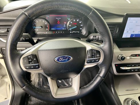 Used 2022 Ford Explorer XLT image 11