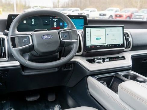 Used 2025 Ford Expedition Active AWD/4WD image 13