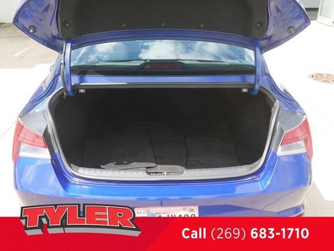 Used 2022 Hyundai Elantra Limited FWD image 16