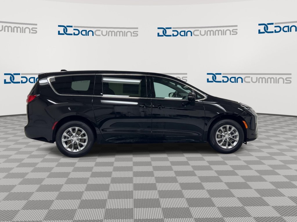 New 2027 Chrysler Pacifica Select w/ Family Tech Group AWD/4WD image 9
