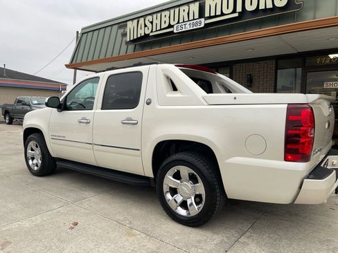 Used 2013 Chevrolet Avalanche LTZ image 15